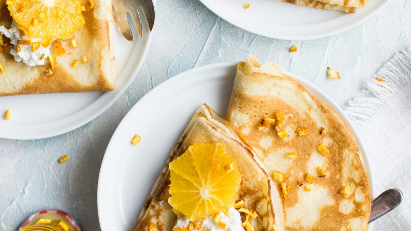 Une photo de crêpes avec de la chantilly pour la Chandeleur