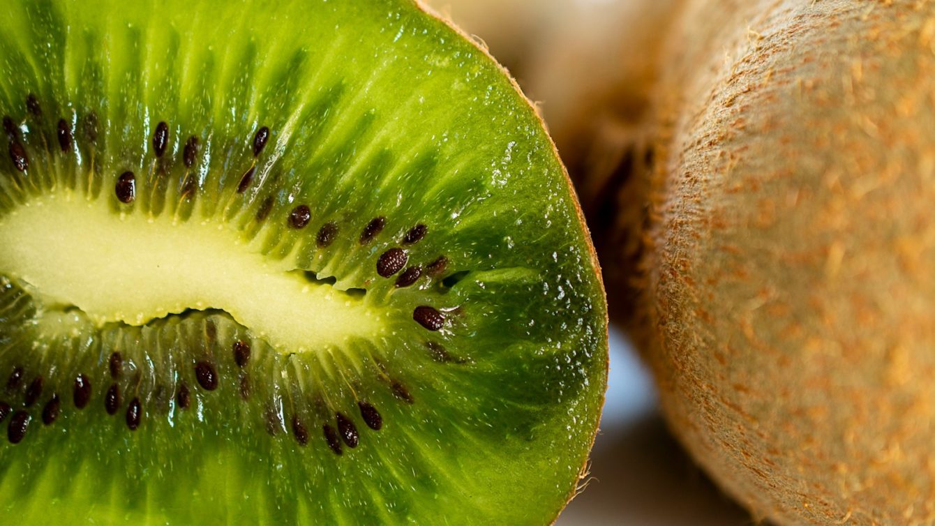 sliced kiwi fruit