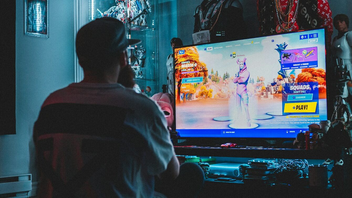 Un homme joue à Fortnite sur sa télévision